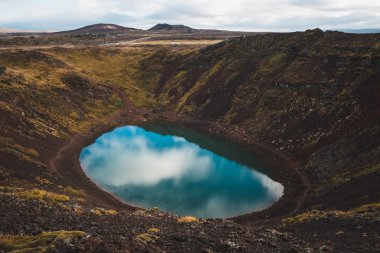dağ gölü mavi su ile temizleyin. Şaşırtıcı Nordic manzara 