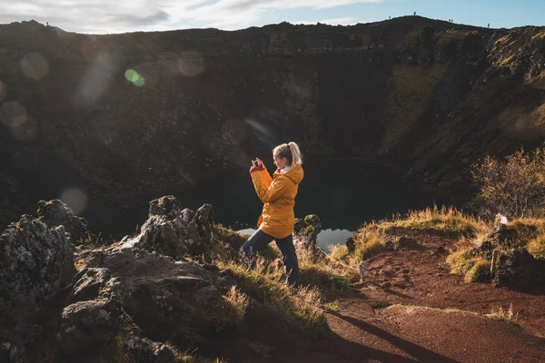 Woman Standing Rocky Cliff Looking Alpine Lake Iceland — Stock Photo, Image