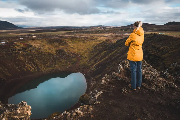 Woman Standing Rocky Cliff Looking Alpine Lake Iceland — Stock Photo, Image