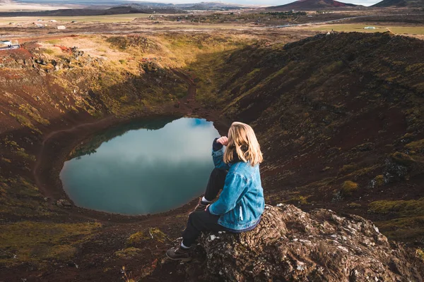 Mulher Sentada Penhasco Rochoso Olhando Para Lago Alpino Islândia — Fotografia de Stock