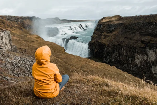 Pitoresk Şelale Zlanda Arayan Kadın Nordic Doğa — Stok fotoğraf