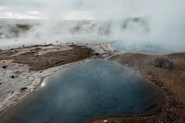 青い水と清らかな高原の湖 素晴らしい北欧の風景 — ストック写真