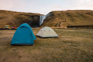 Şelale, İzlanda yakınında çadır kamp. Nordic doğa. 