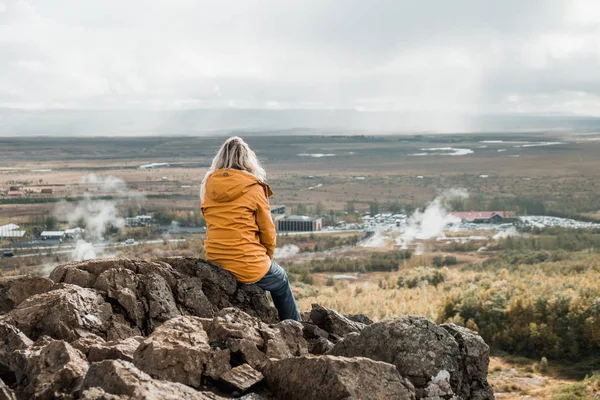 Woman Sitting Rocky Cliff Looking Amazing Nordic Landscape Iceland Travel — Stock Photo, Image