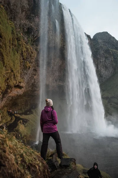Vrouw Kijken Naar Pittoreske Waterval Ijsland Noordse Natuur — Stockfoto