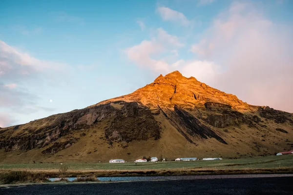 Nordic manzara, İzlanda şaşırtıcı. Seyahat ve doğa. Dağ