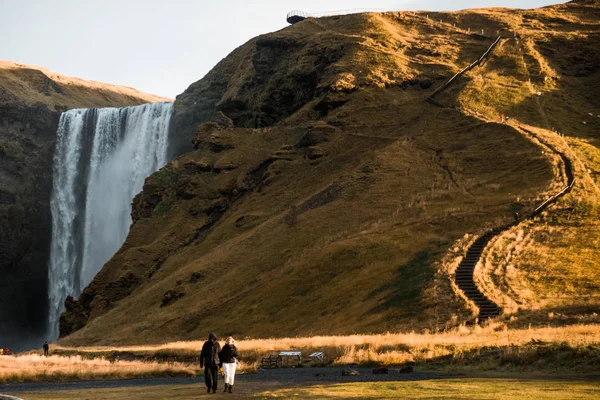 Cachoeira Pitoresca Dois Turistas Islândia Natureza Nórdica — Fotografia de Stock