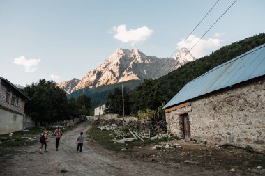 Georgia, Caucasus dağ köyünde evin önünde eski traktör