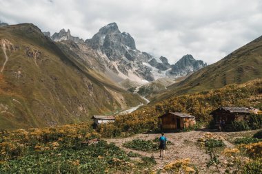  Genç adam Georgia, Caucasus dağ dağlarda hiking