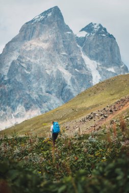 Genç kadın Georgia, Caucasus dağ dağlarda hiking