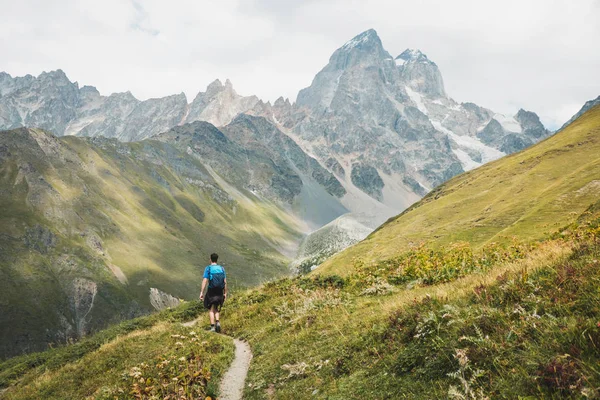 Junger Mann Beim Wandern Den Bergen Georgiens Kaukasus — Stockfoto