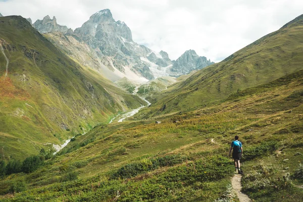 Junger Mann Beim Wandern Den Bergen Georgiens Kaukasus — Stockfoto