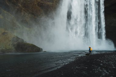pitoresk şelale, İzlanda arayan kadın. Nordic doğa