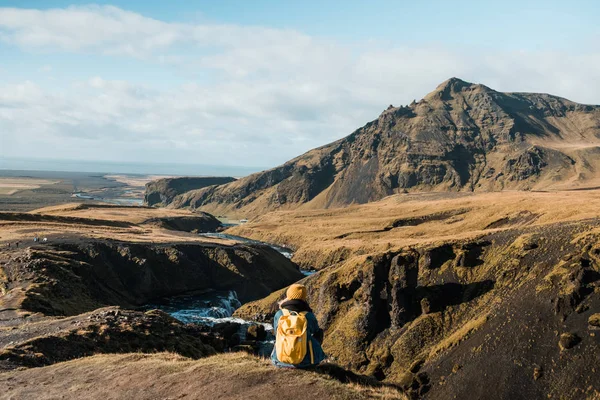 Frau Mit Blick Auf Malerischen Wasserfall Island Nordische Natur — Stockfoto