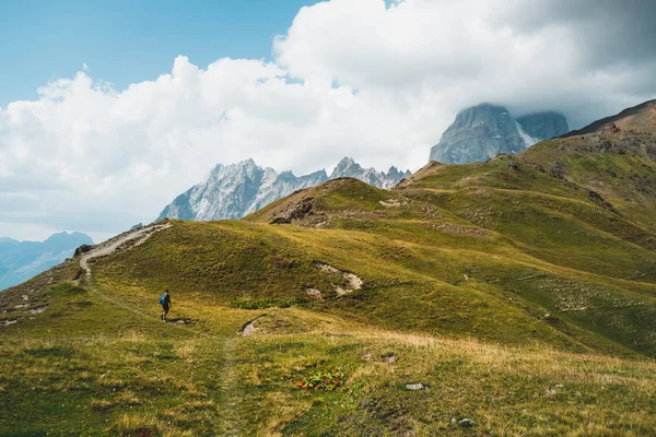 Junger Mann Beim Wandern Den Bergen Georgiens Des Kaukasus — Stockfoto