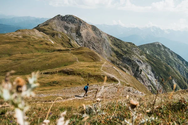 genç adam Georgia, Kafkas Dağları dağlarda hiking