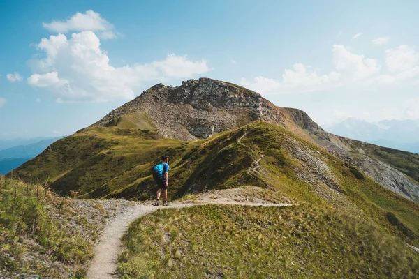 Junger Mann Beim Wandern Den Bergen Georgiens Des Kaukasus — Stockfoto