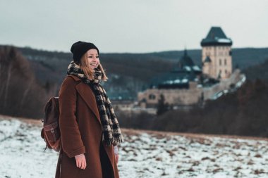 Karlstejn castle, Çek Cumhuriyeti: genç hipster kadında gülümseyen meşhur kalenin arkasında ile doğa,