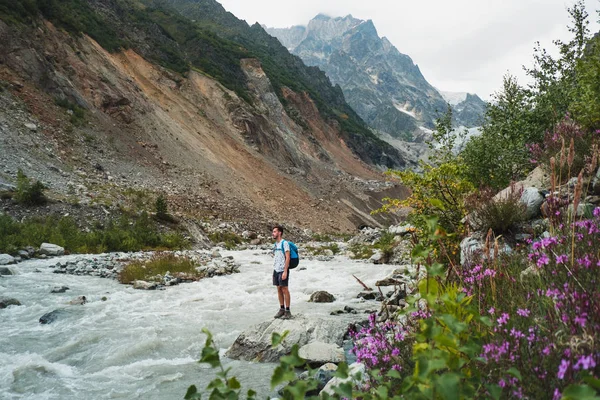Male Traveler Looking Flashy Stream Flowing Mountain Valley — Stock Photo, Image