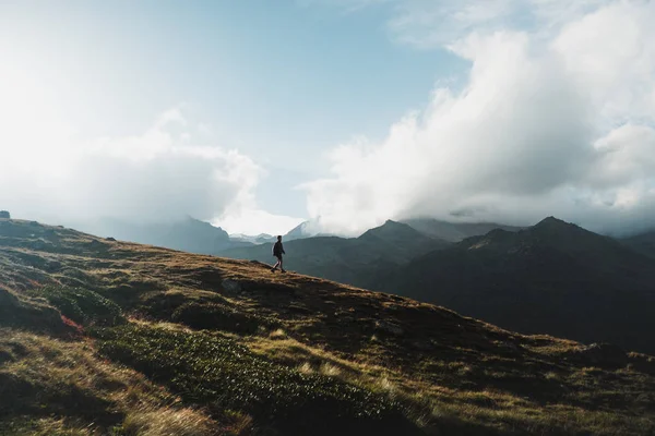Junger Mann Wandert Den Bergen Des Kaukasus Georgien — Stockfoto