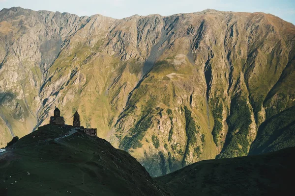 Niesamowity Krajobraz Starego Kościoła Gruzińskich Górach — Zdjęcie stockowe