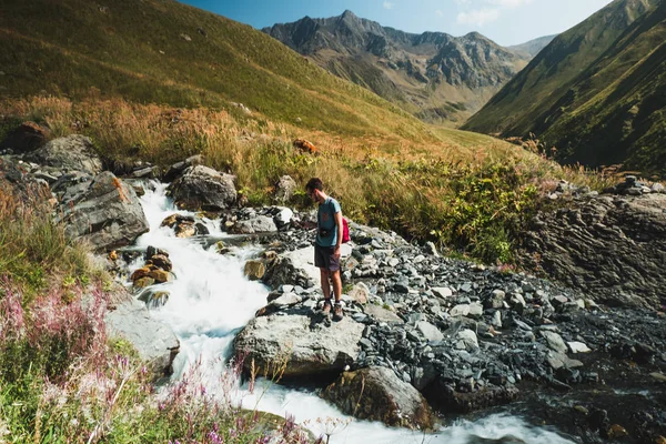 Männlicher Wanderer Gebirgsbachwasser Der Landschaft Des Kaukasus Georgiens Asiens — Stockfoto