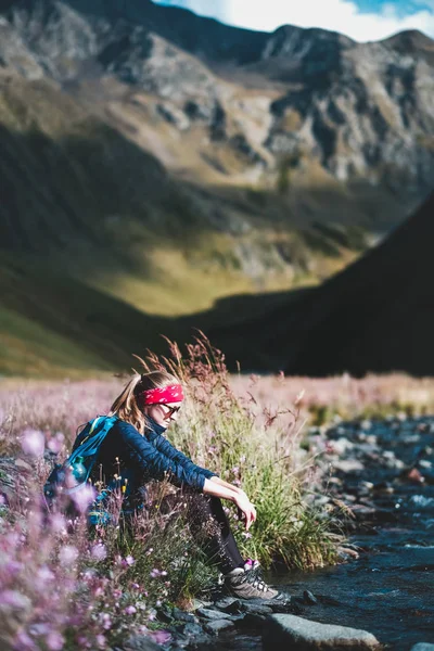 Female Traveler Resting Flowering Meadow Flashy Stream Flowing Mountains Valley — Stock Photo, Image