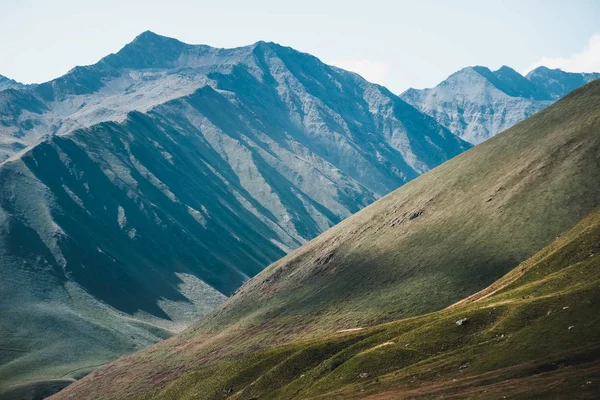 Malerisk Udsigt Grønne Bjerge Fantastiske Landskab Georgien Asien - Stock-foto