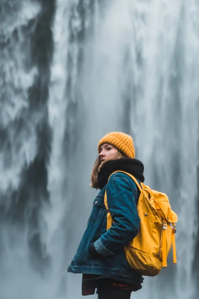 Young Woman Looking Picturesque Waterfall Iceland — Stock Photo, Image