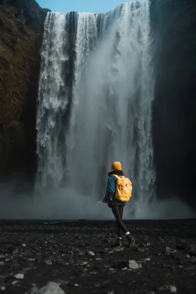 Женщина Смотрит Живописный Водопад Исландии — стоковое фото