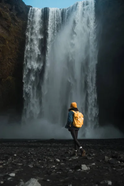 Femme Regardant Cascade Pittoresque Islande — Photo