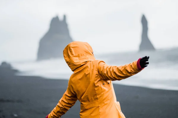 Woman Yellow Raincoat Walking Black Beach Vik Myrdal Iceland — Stock Photo, Image