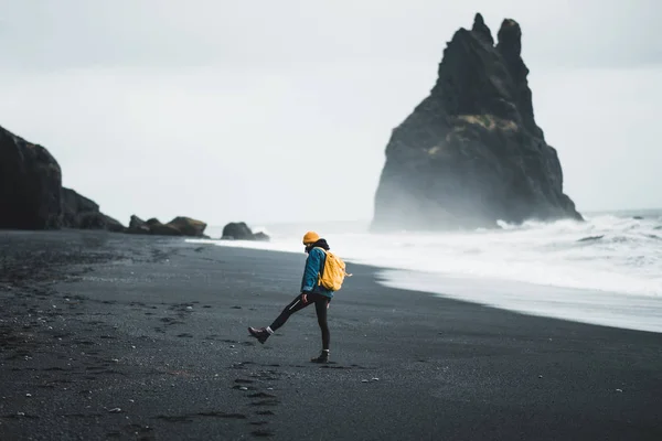Young Hipster Woman Yellow Backpack Hat Black Beach Vik Myrdal — Stock Photo, Image
