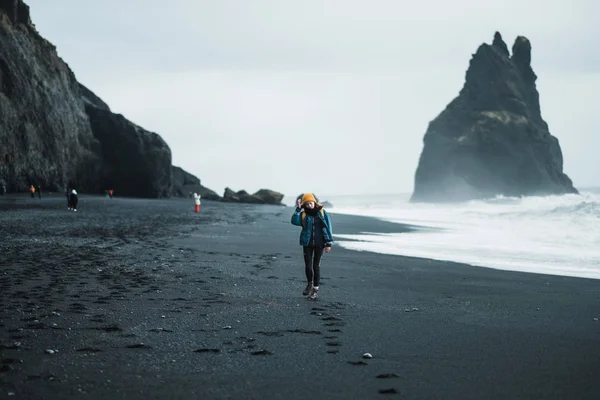 Young Hipster Woman Yellow Backpack Hat Black Beach Vik Myrdal — Stock Photo, Image