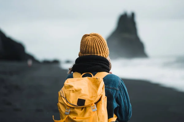 Mulher Jovem Hipster Com Mochila Amarela Chapéu Praia Preta Vik — Fotografia de Stock