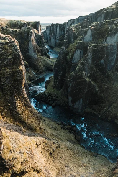 Paysage Falaises Avec Ruisseau Montagnes Dans Paysage Nordique Islande — Photo