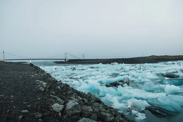 海の海岸は流氷と橋で覆われている北欧のアイスランドの風景 — ストック写真