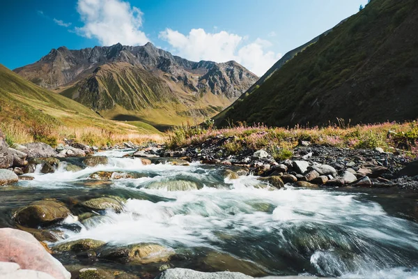 高加索 格鲁吉亚 亚洲景观的山脉流水 — 图库照片