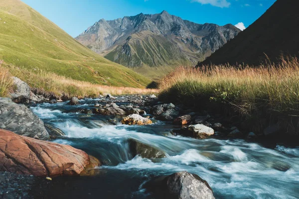 Dağlar akış su Kafkasya, Georgia, Asya'nın peyzaj