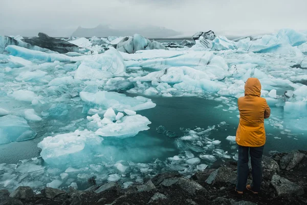 Mulher Caminhando Costa Água Geleira Coberta Gelo Floes Paisagem Nórdica — Fotografia de Stock