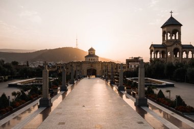 Tiflis, Gürcistan, katedralde turuncu güneş günbatımı sırasında yaktı kaplı