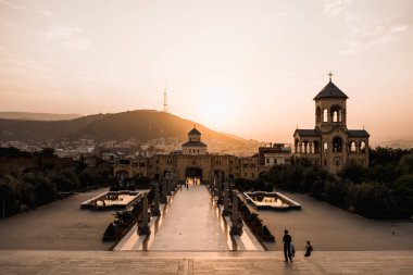 Tiflis, Gürcistan, katedralde turuncu güneş günbatımı sırasında yaktı kaplı