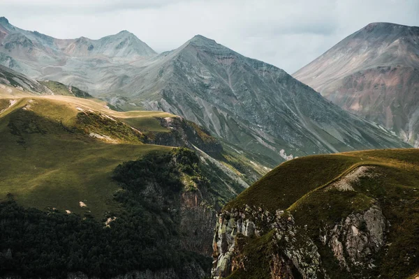 Utsikt Över Georgiska Bergen Med Skarp Topp — Stockfoto