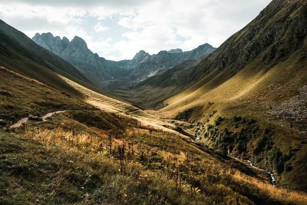 Dağlar su ortamındaki Kafkasya, Georgia, Asya'nın bahar