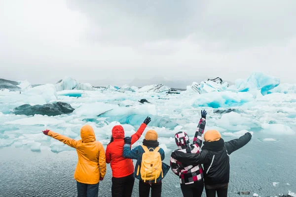 海の岸に立っている5人の若い女の子が氷に覆われ アイスランドの北欧の風景を見て 流氷の生活を楽しむ — ストック写真