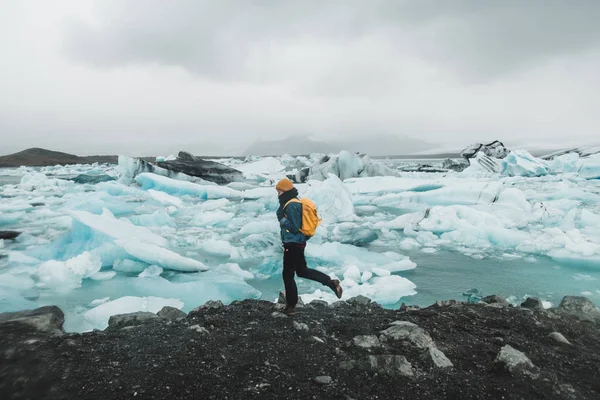 Junges Mädchen Steht Von Eisschollen Bedeckten Meeresufer Und Blickt Auf — Stockfoto