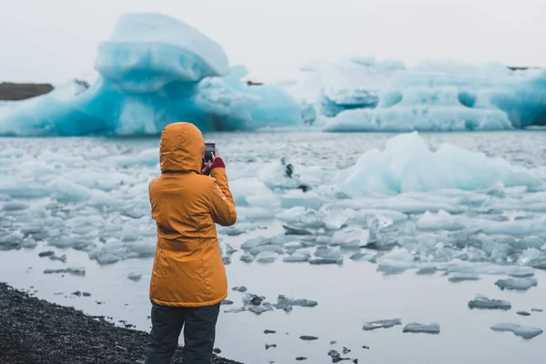 Young Girl Standing Sea Shore Covered Ice Floes Taking Photo — Stock Photo, Image