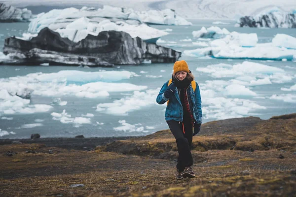 Young Girl Standing Sea Shore Covered Ice Floes Looking Nordic — Stock Photo, Image