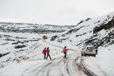 İnsanlar ve araba İzlanda, Avrupa'da güzel manzara