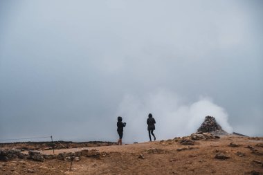 İzlanda, Avrupa'da güzel buharlı manzara turistler